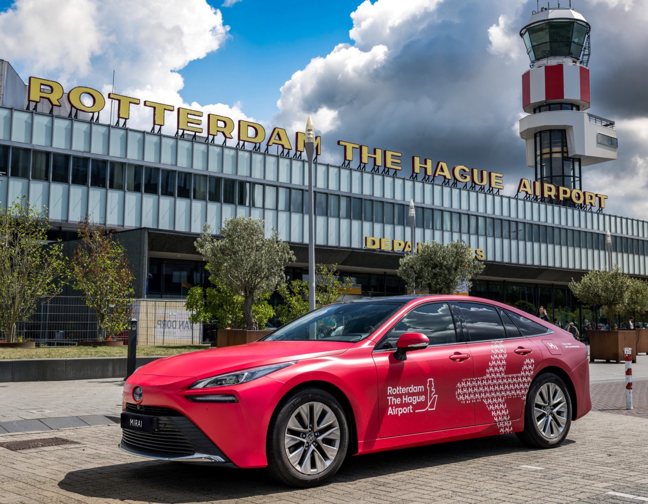 Toyota Mirai we flocie lotniska w Rotterdamie. Wkrótce otwarcie wodorowej stacji