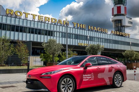 Toyota Mirai we flocie lotniska w Rotterdamie. Wkrótce otwarcie wodorowej stacji