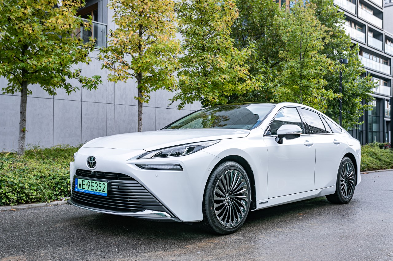 Hybrydowe i wodorowe patenty Toyoty dostępne dla wszystkich. Koncern przyspiesza popularyzację samochodów zelektryfikowanych