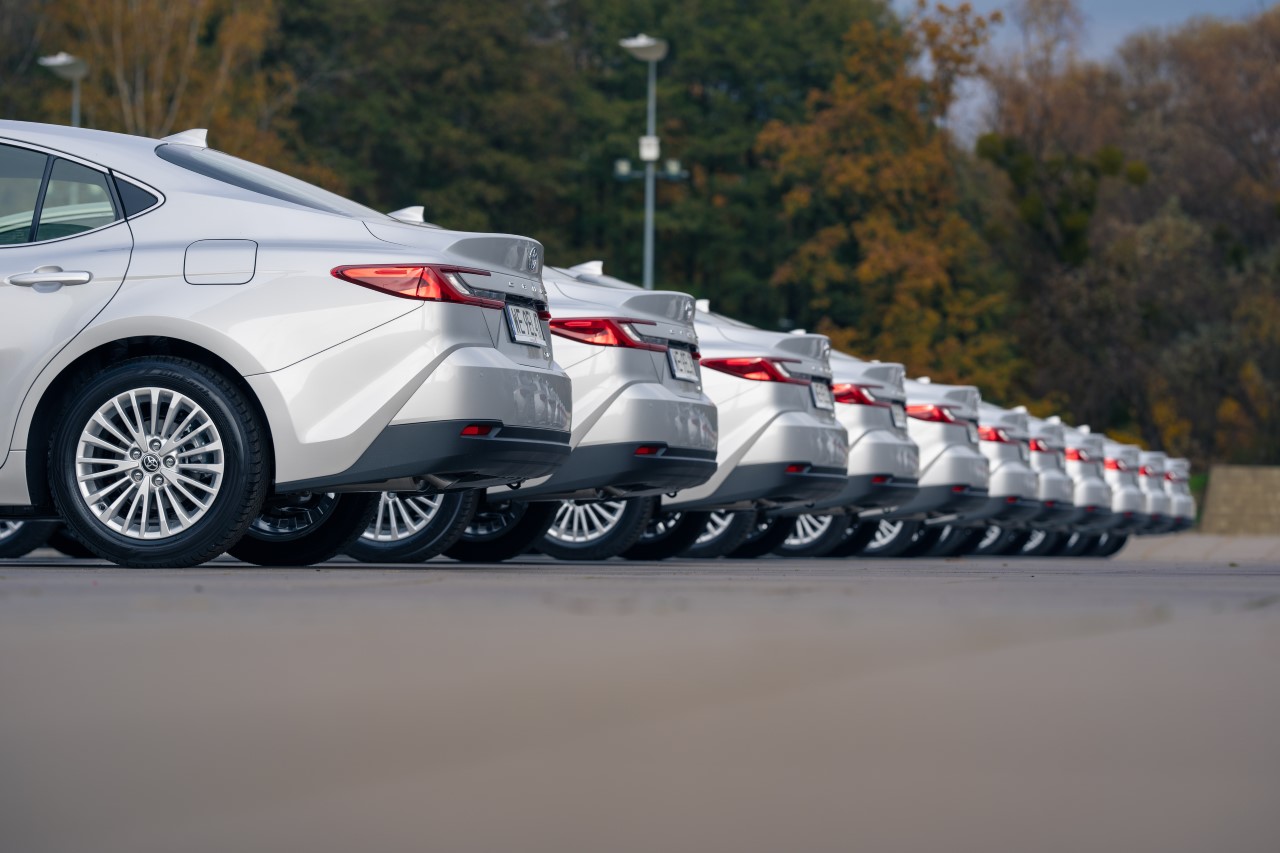 Toyota to bezpieczny wybór dla biznesu. Niezawodność i kompleksowe programy gwarancyjne dla aut osobowych i dostawczych