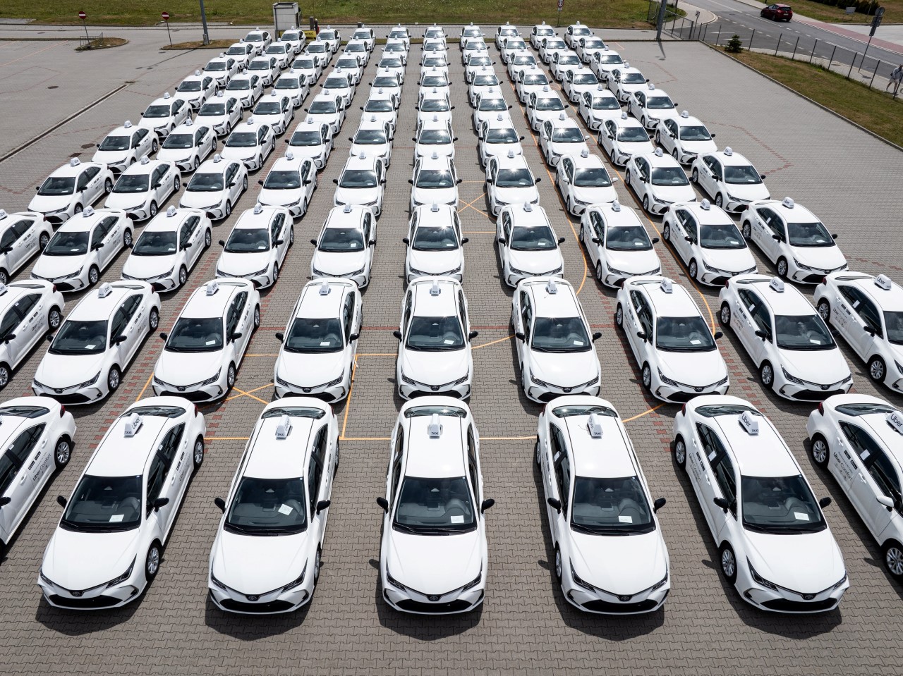 Toyota to bezpieczny wybór dla biznesu. Niezawodność i kompleksowe programy gwarancyjne dla aut osobowych i dostawczych