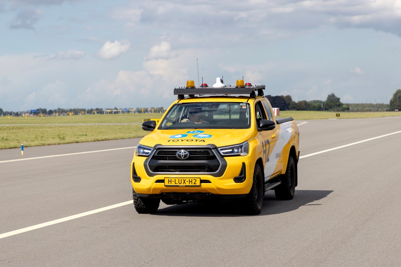 Wodorowy Hilux w służbie portu lotniczego Amsterdam Schiphol. Prototypowy pick-up Toyoty wspiera pracowników obsługi naziemnej
