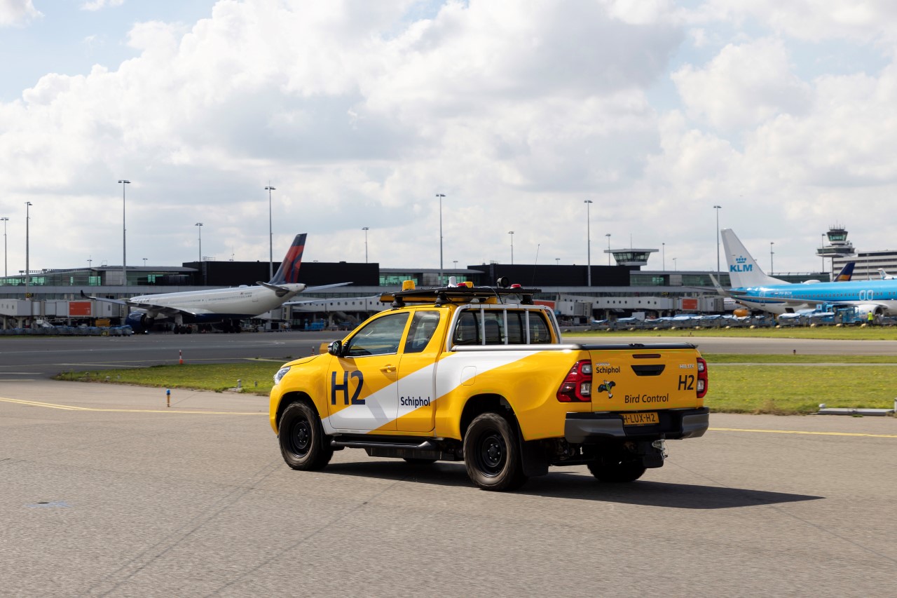 Wodorowy Hilux w służbie portu lotniczego Amsterdam Schiphol. Prototypowy pick-up Toyoty wspiera pracowników obsługi naziemnej