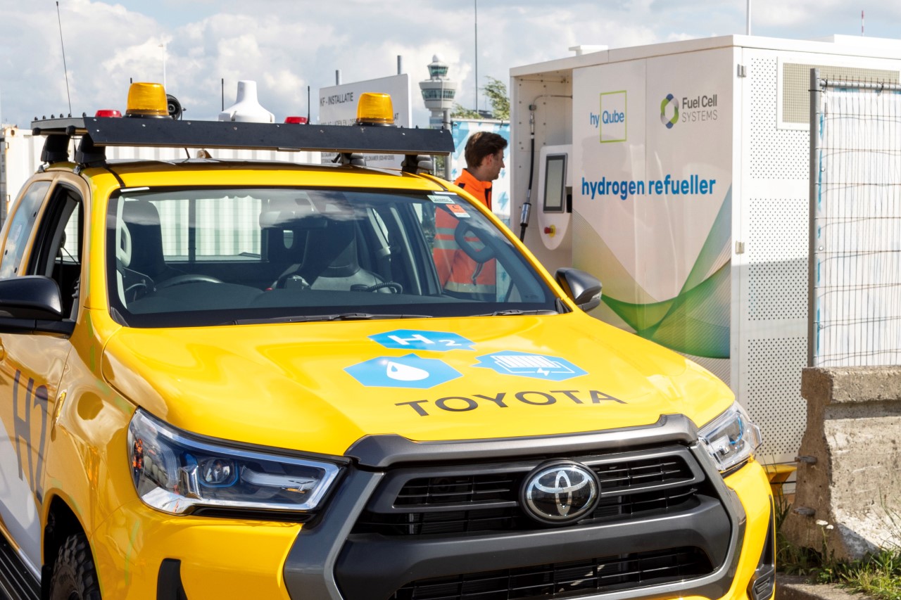 Wodorowy Hilux w służbie portu lotniczego Amsterdam Schiphol. Prototypowy pick-up Toyoty wspiera pracowników obsługi naziemnej