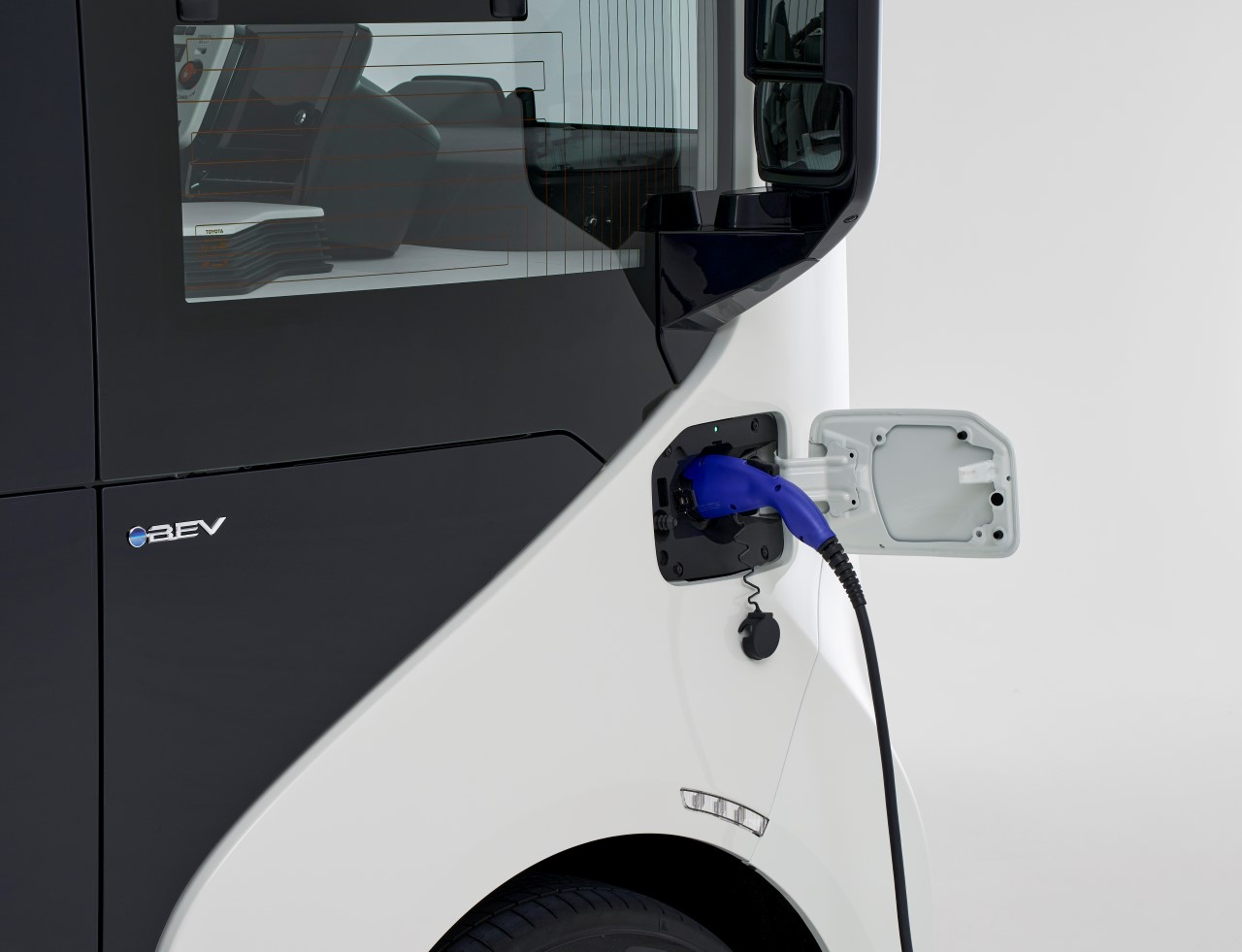 Toyota wprowadziła na japoński rynek produkcyjną wersję wszechstronnego pojazdu e-Palette