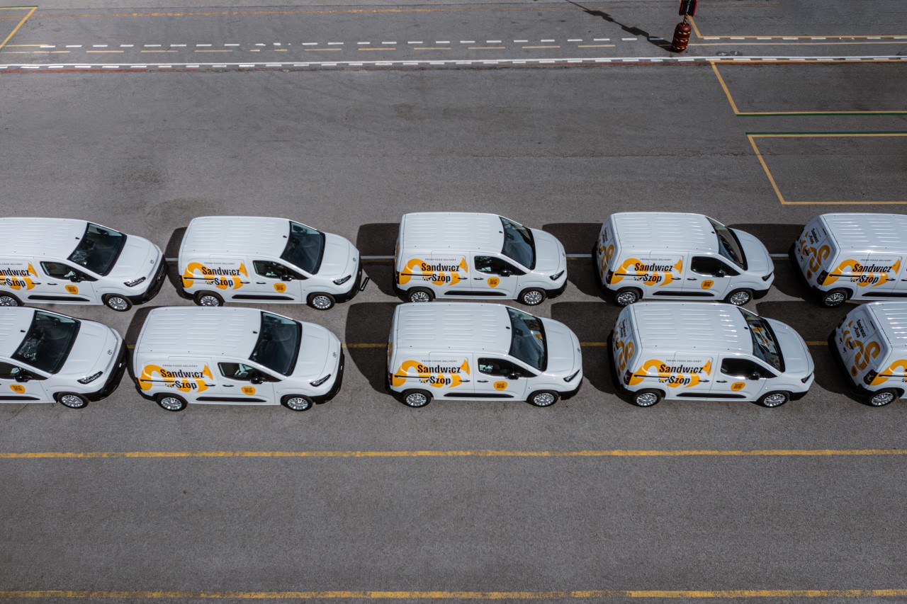 Toyoty PROACE CITY w barwach Sandwicz Szop. Toyota dostarczyła 60 vanów