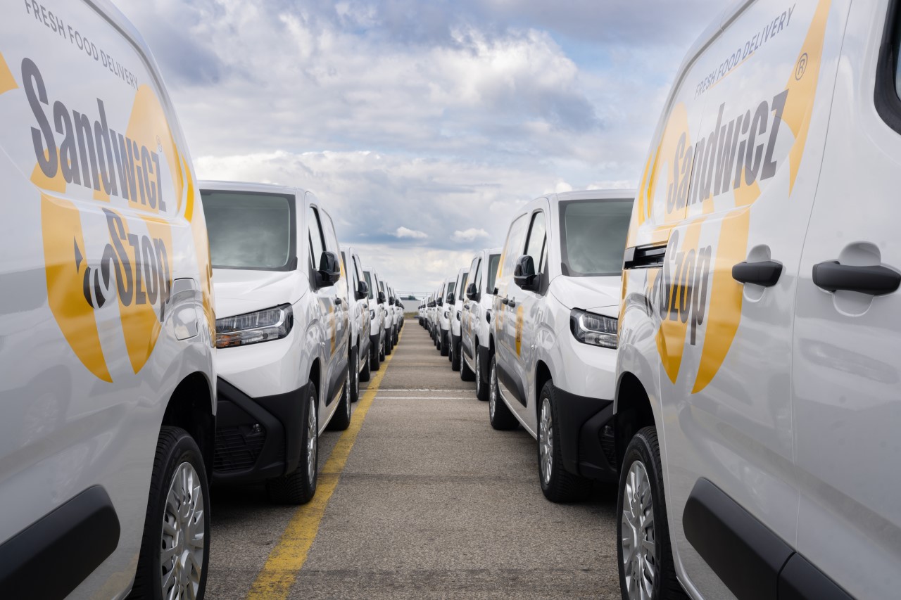 Toyoty PROACE CITY w barwach Sandwicz Szop. Toyota dostarczyła 60 vanów