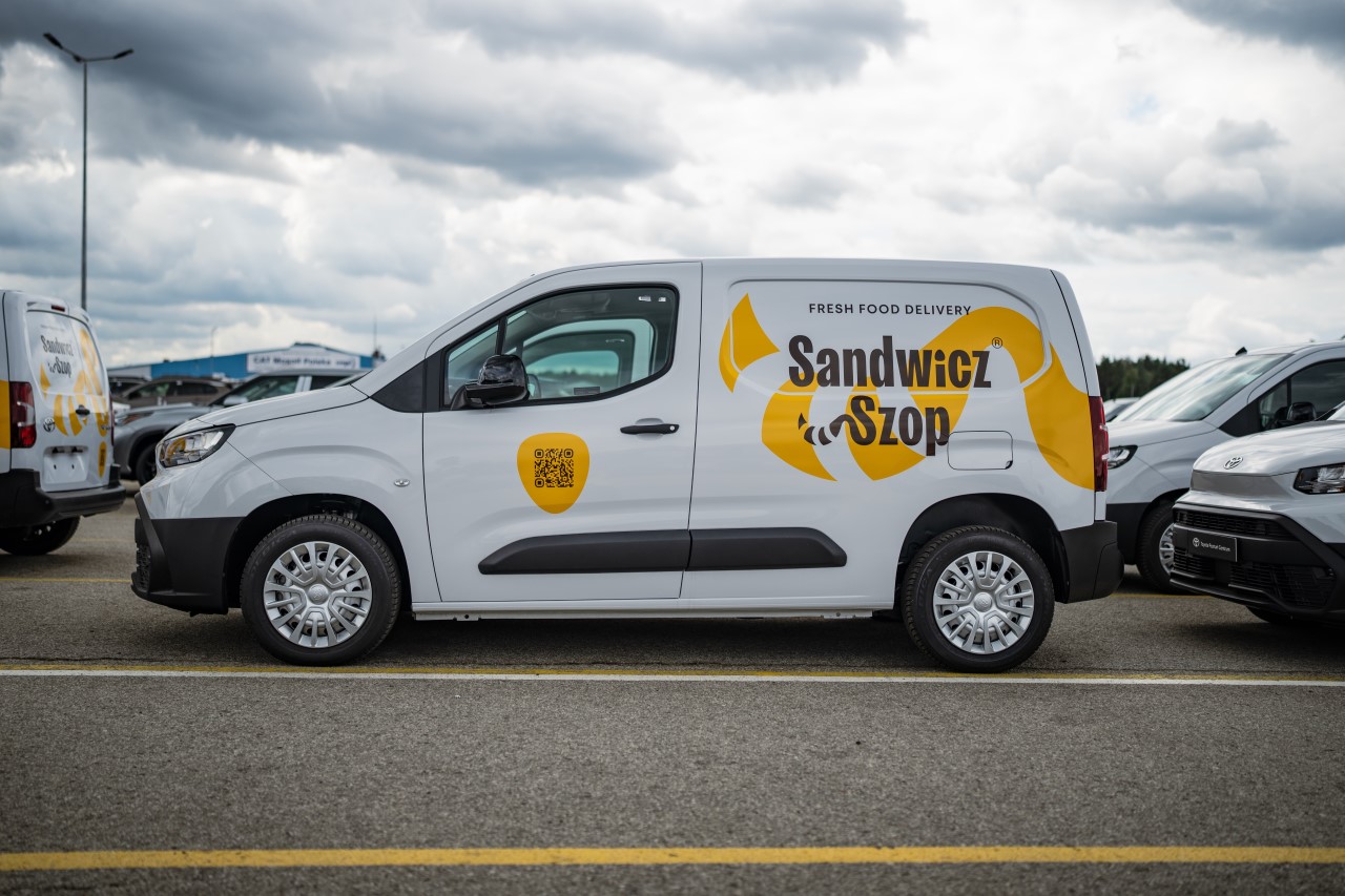 Toyoty PROACE CITY w barwach Sandwicz Szop. Toyota dostarczyła 60 vanów