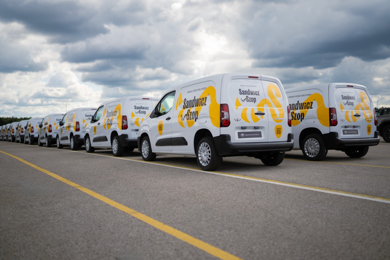 Toyoty PROACE CITY w barwach Sandwicz Szop. Toyota dostarczyła 60 vanów