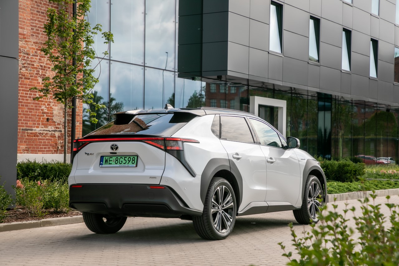 Elektryczna Toyota bZ4X już od 164 900 zł. Bogato wyposażone wersje z 50 000 zł rabatu