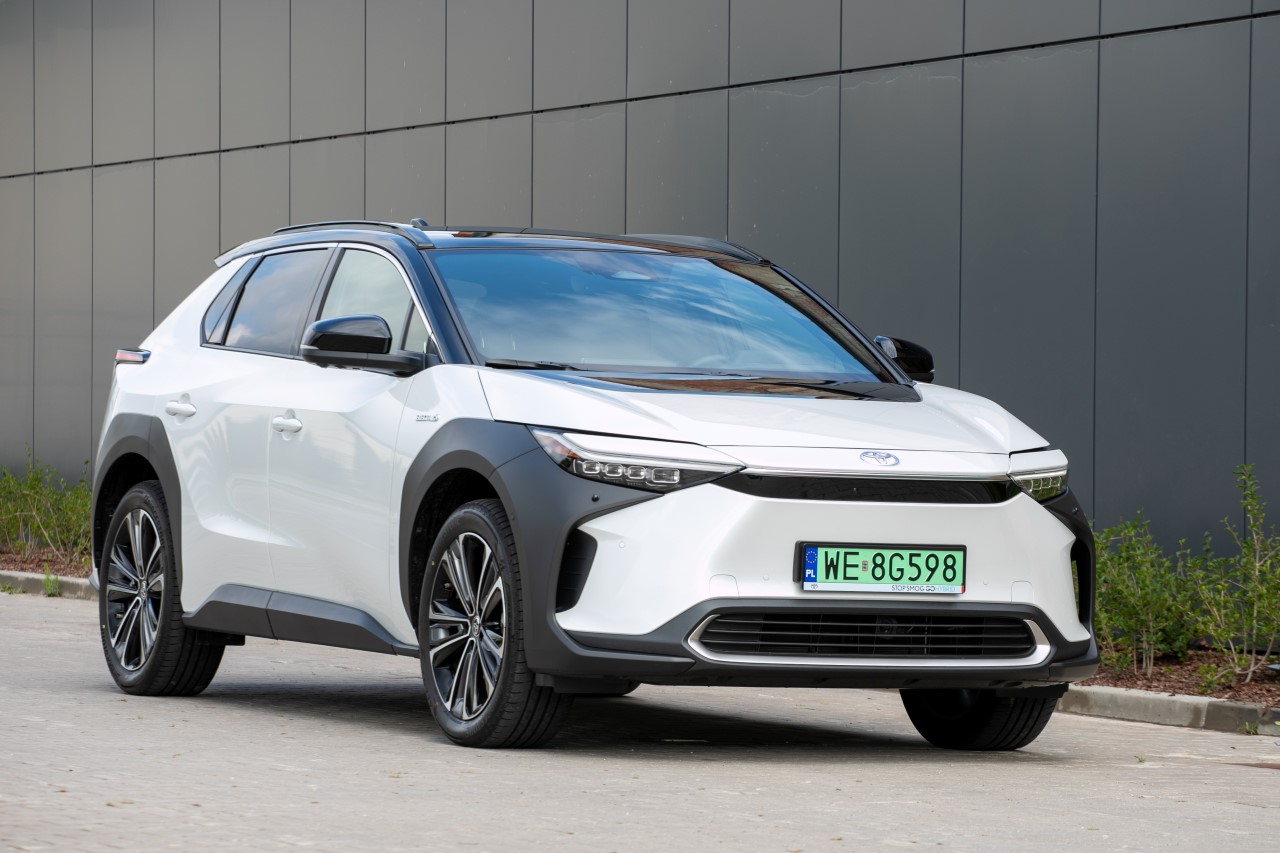 Elektryczna Toyota bZ4X już od 164 900 zł. Bogato wyposażone wersje z 50 000 zł rabatu