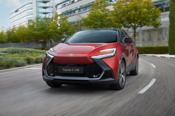 Toyota C-HR w specjalnej ofercie. Oszczędna hybryda plug-in z rabatem 20 000 zł i niskimi ratami w KINTO One