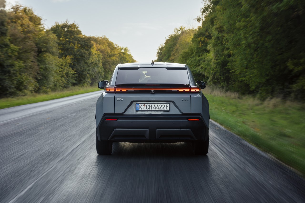 Nowa Toyota C-HR+. Wydajne napędy oraz technologie, które poprawiają osiągi i zwiększają zasięg