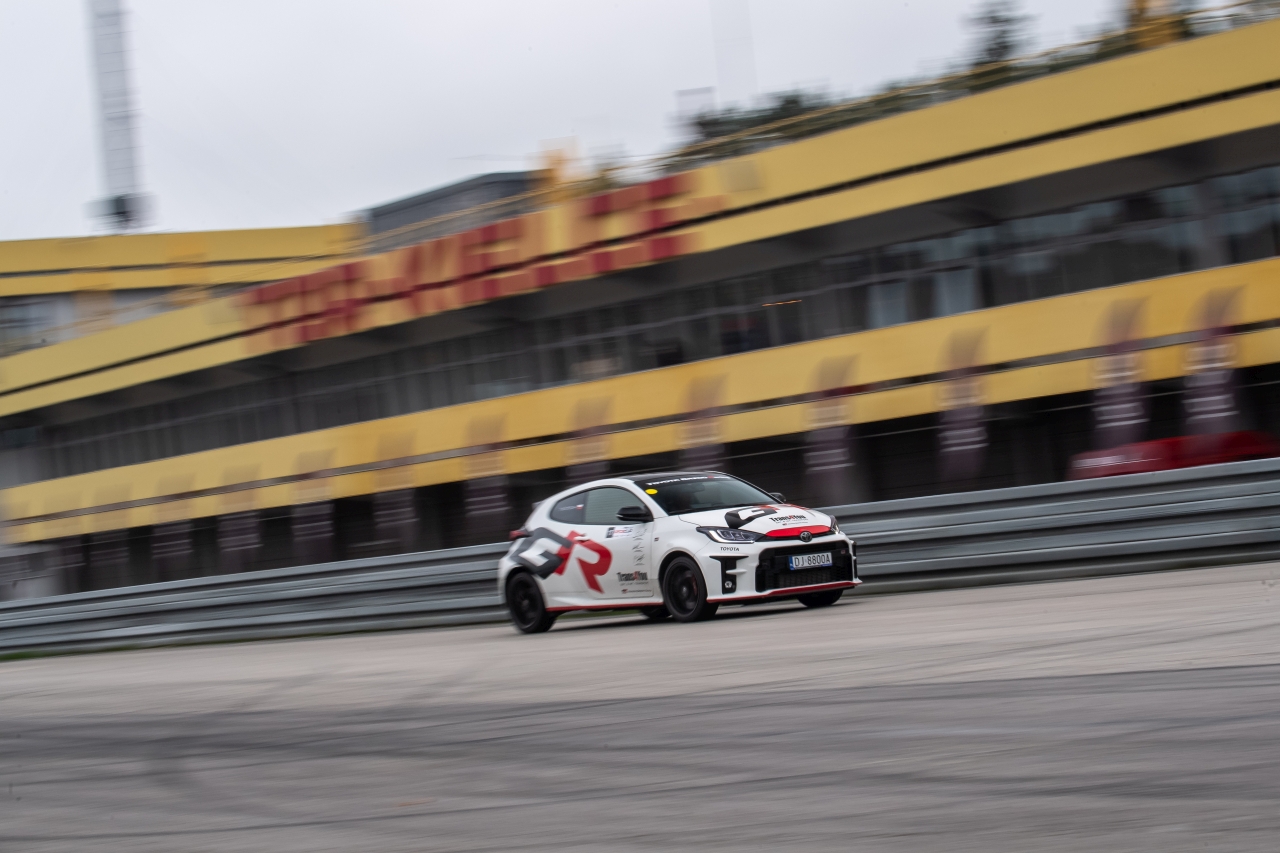 GR Yaris, GR Supra i klasyki Toyoty w akcji – finał TOYOTA GR CUP 2025 na Torze Kielce