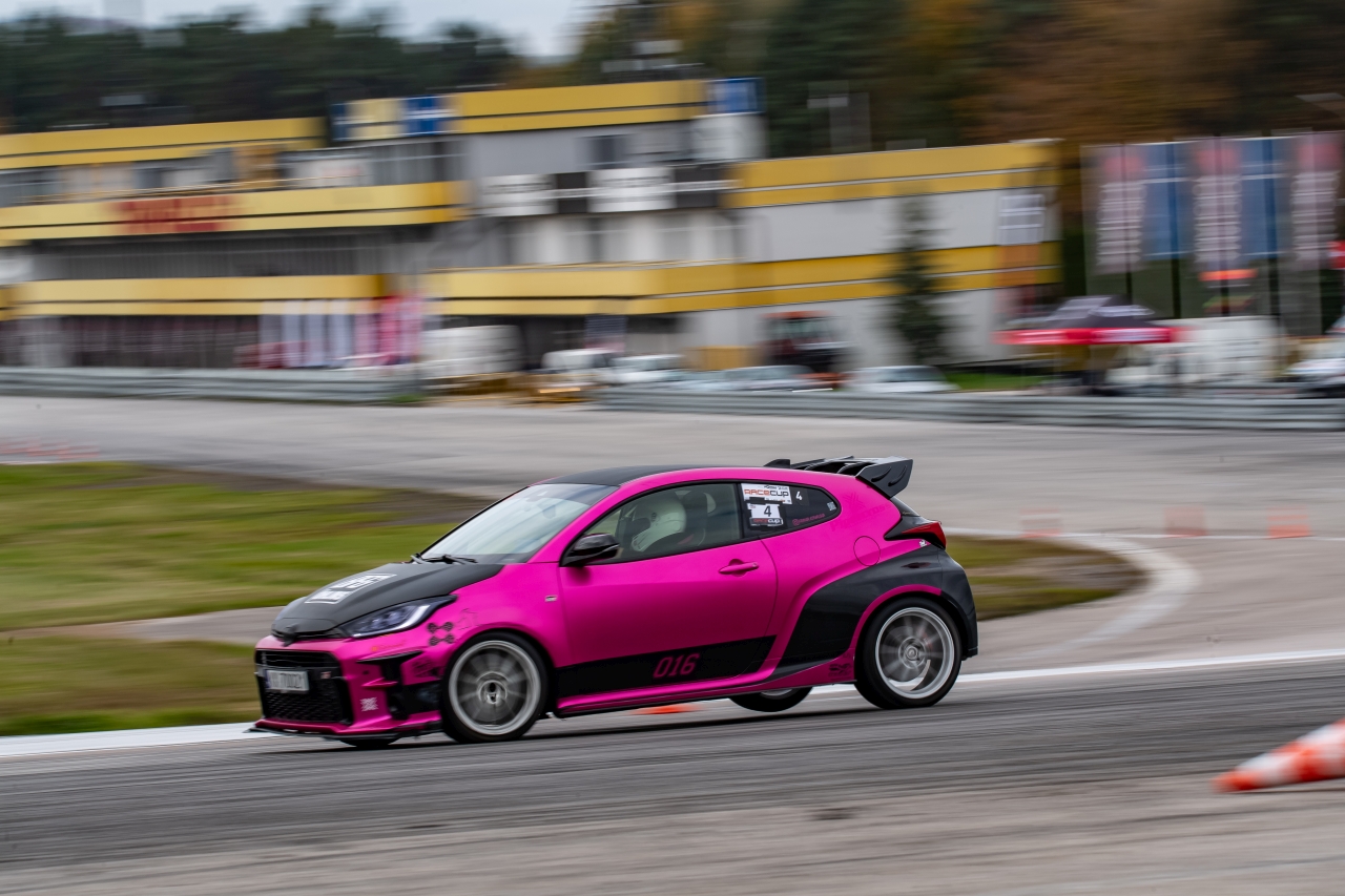 GR Yaris, GR Supra i klasyki Toyoty w akcji – finał TOYOTA GR CUP 2025 na Torze Kielce