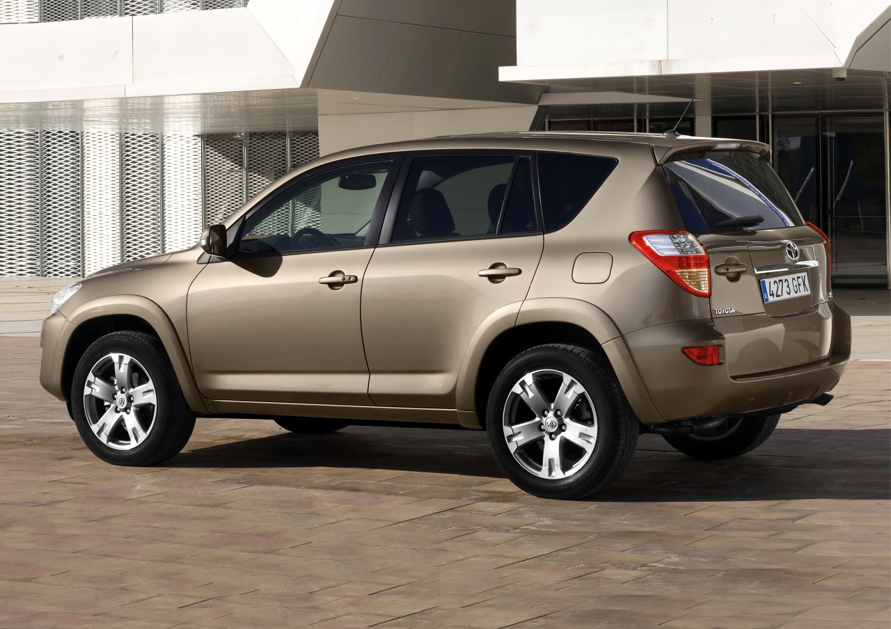 Sukces Toyoty RAV4 w Polsce. Hybrydowy napęd najczęstszym wyborem wśród klientów