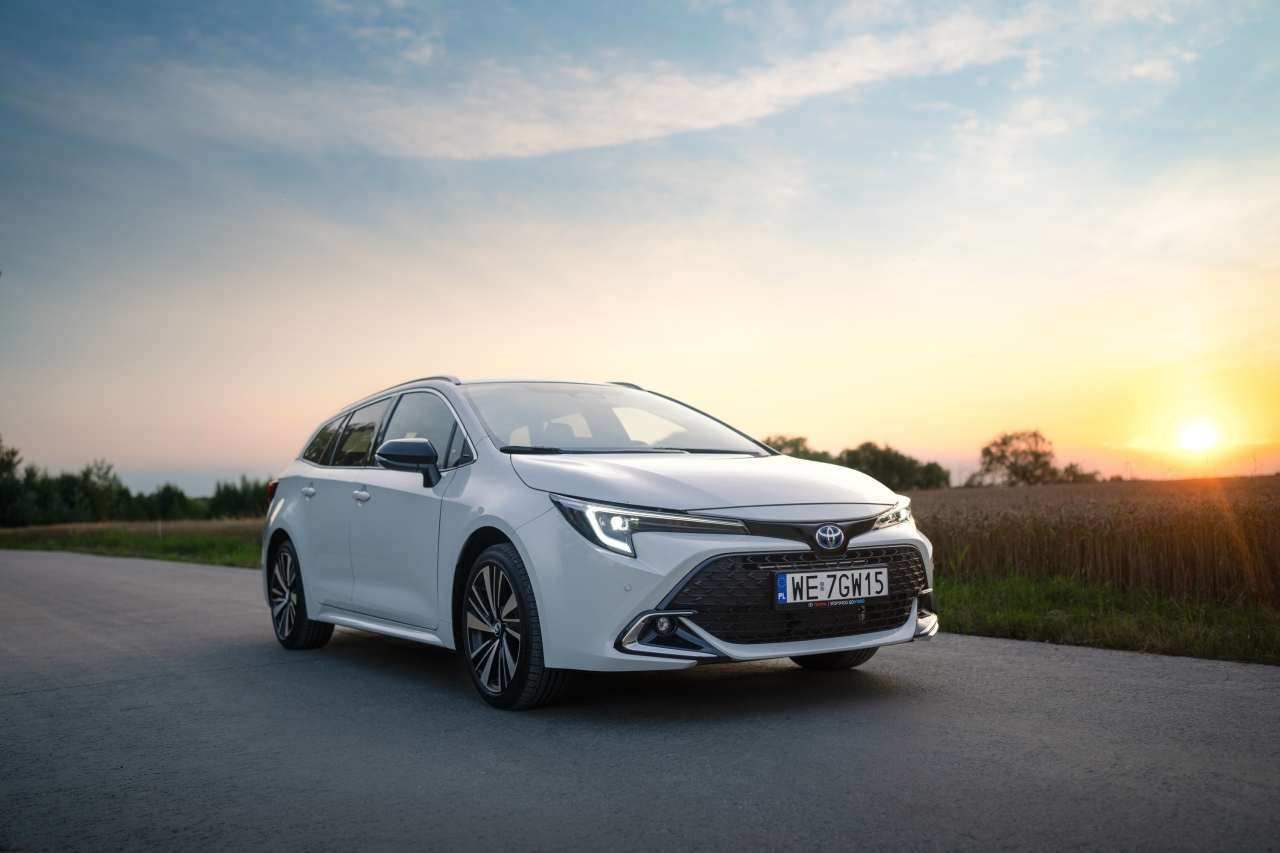 Wyprzedaż w salonach Toyoty. Najpopularniejsze modele z rabatem nawet do 50 000 zł i szybkim terminem odbioru