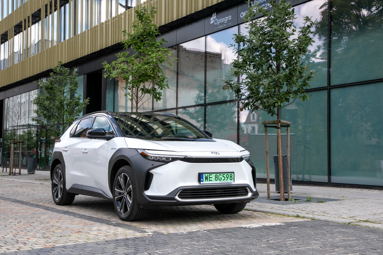 Wyprzedaż w salonach Toyoty. Najpopularniejsze modele z rabatem nawet do 50 000 zł i szybkim terminem odbioru