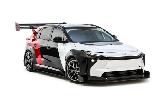 Unikalne koncepty Toyoty na targach SEMA 2025. Ekstremalny bZ4X, wyprawowa Corolla Cross, samowystarczalna Tacoma na wodór
