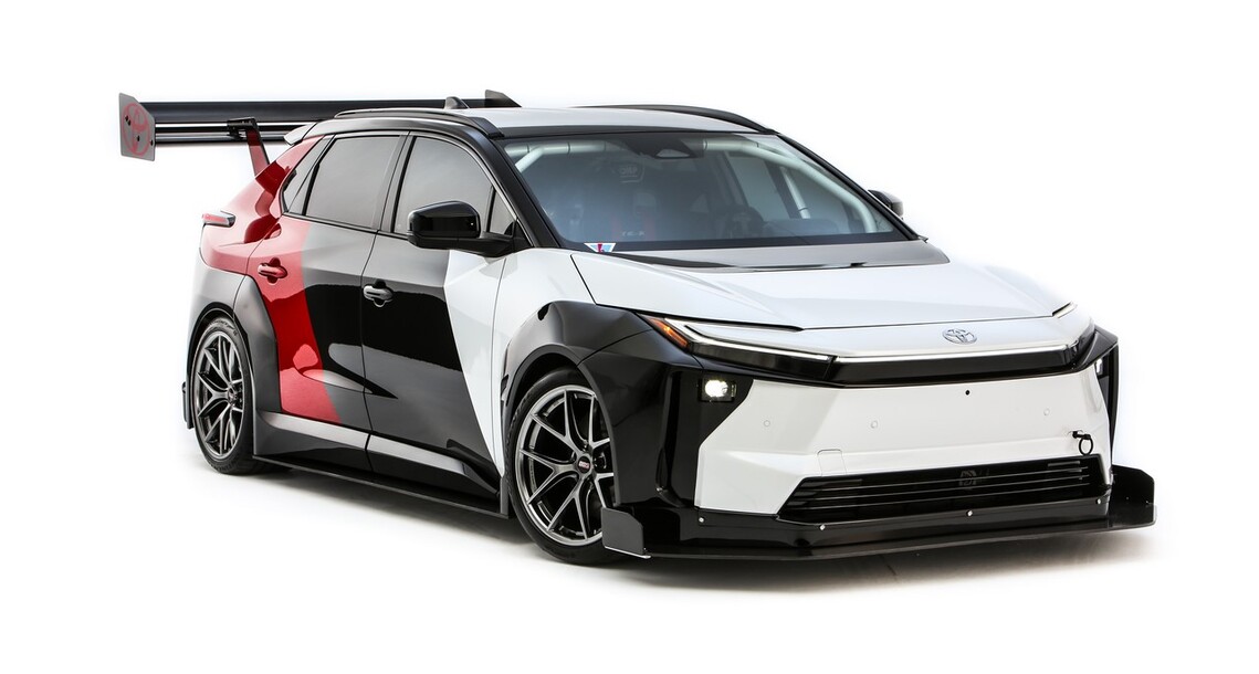Unikalne koncepty Toyoty na targach SEMA 2025. Ekstremalny bZ4X, wyprawowa Corolla Cross, samowystarczalna Tacoma na wodór