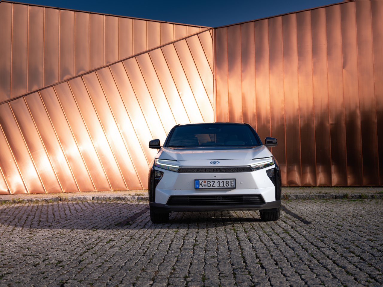 Ruszyła przedsprzedaż nowej Toyoty bZ4X. Udoskonalony elektryczny SUV w specjalnej cenie już od 165 900 zł