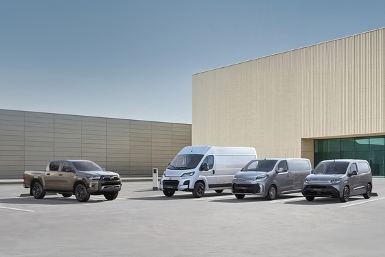 Samochody z gamy Toyota Professional w wyprzedaży rocznika. Rabaty nawet do 99 000 zł netto i szybki odbiór auta