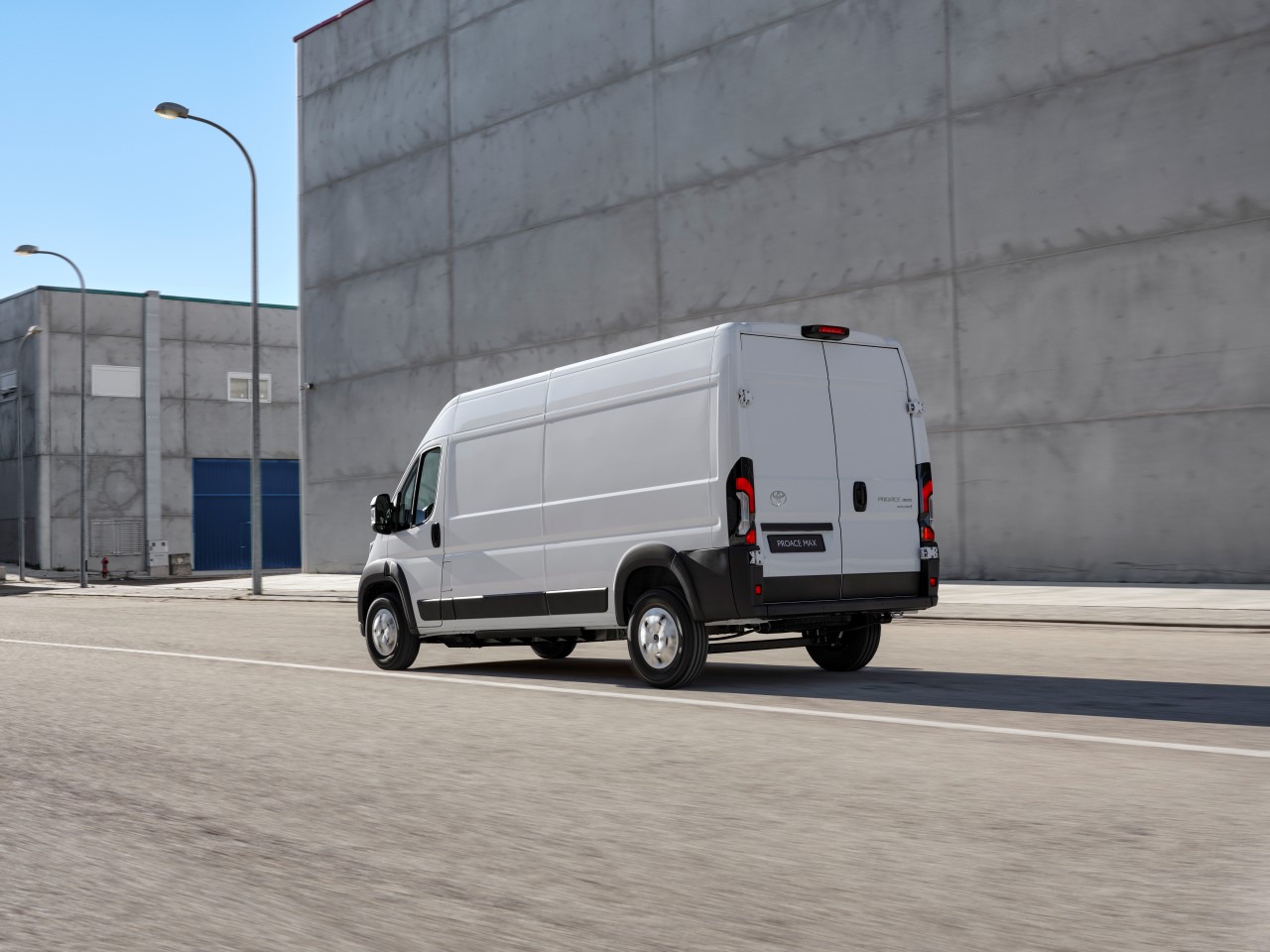 Samochody z gamy Toyota Professional w wyprzedaży rocznika. Rabaty nawet do 99 000 zł netto i szybki odbiór auta