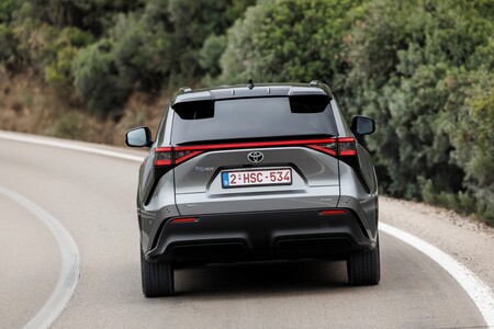 Nowa Toyota bZ4X. Elektryczny SUV ma teraz większą moc, jest wydajniejszy i bardziej komfortowy