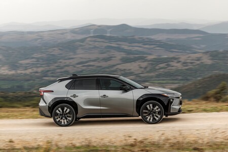 Nowa Toyota bZ4X. Elektryczny SUV ma teraz większą moc, jest wydajniejszy i bardziej komfortowy