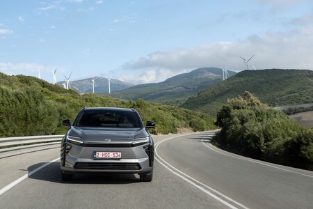 Nowa Toyota bZ4X. Elektryczny SUV ma teraz większą moc, jest wydajniejszy i bardziej komfortowy