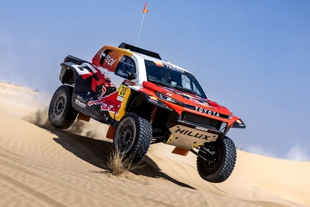 Toyota stawia na nowego DKR GR Hilux w sezonie 2026 – celem zwycięstwo w Rajdzie Dakar i mistrzostwo W2RC