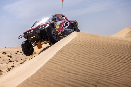 Toyota stawia na nowego DKR GR Hilux w sezonie 2026 – celem zwycięstwo w Rajdzie Dakar i mistrzostwo W2RC