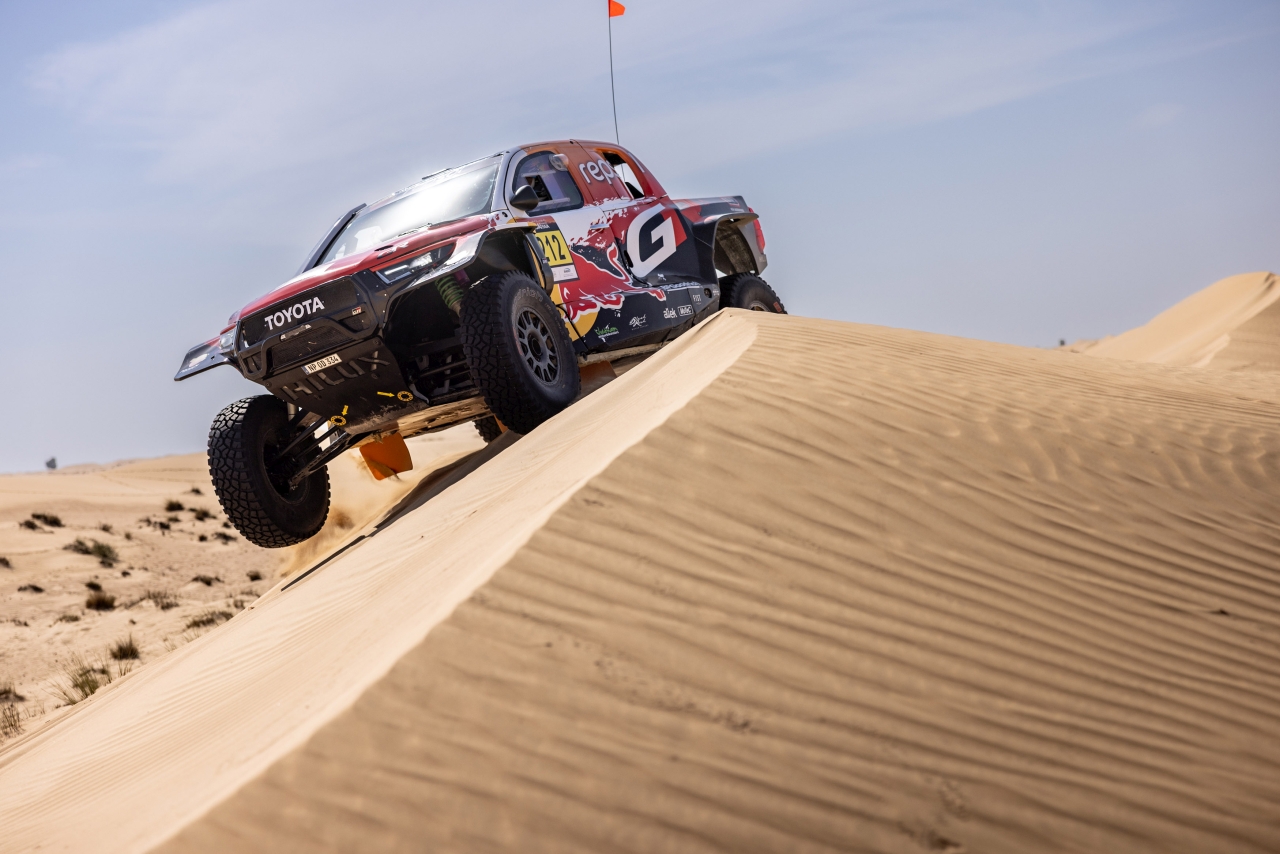 Toyota stawia na nowego DKR GR Hilux w sezonie 2026 – celem zwycięstwo w Rajdzie Dakar i mistrzostwo W2RC