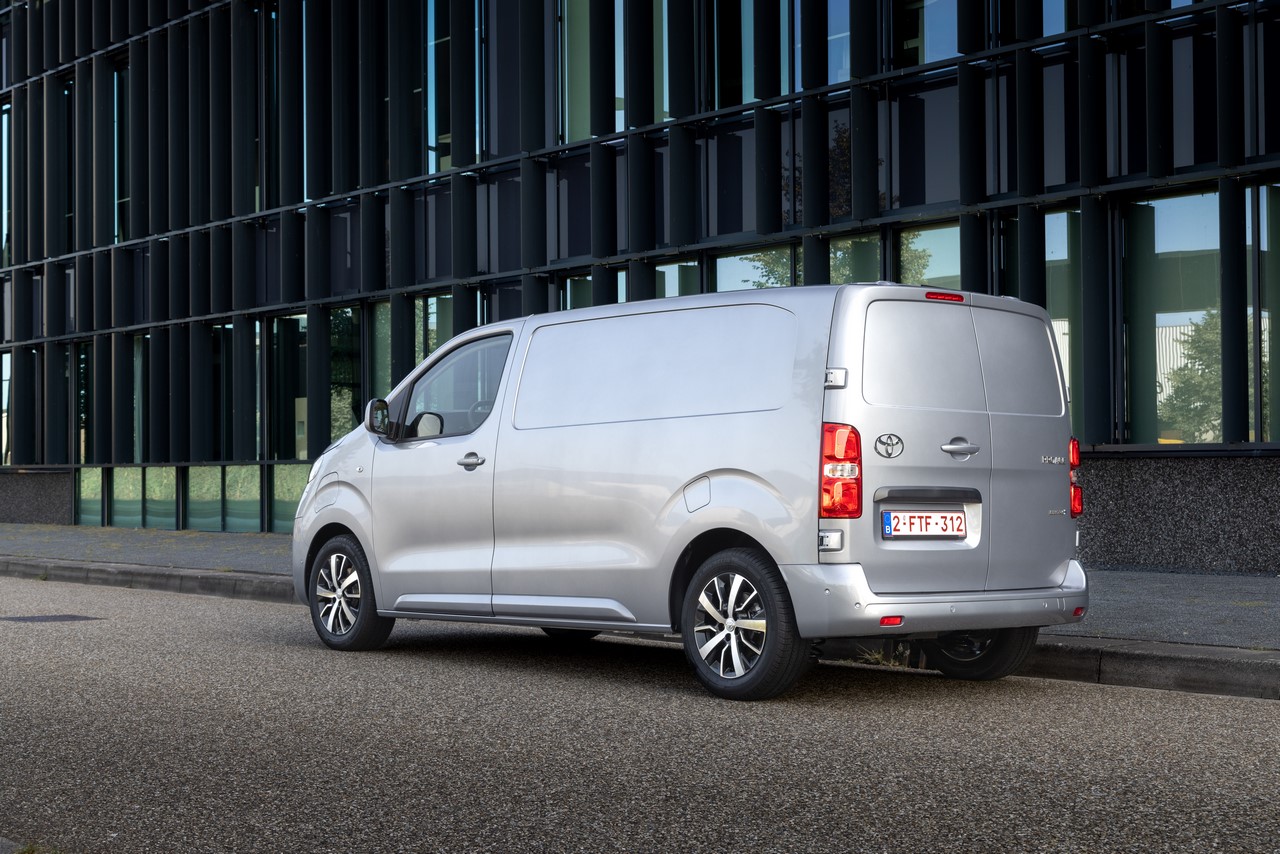 Toyota Professional powiększa przewagę na rynku LCV w Polsce. Trzy modele w Top10 listopada