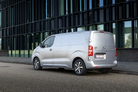 Toyota Professional powiększa przewagę na rynku LCV w Polsce. Trzy modele w Top10 listopada