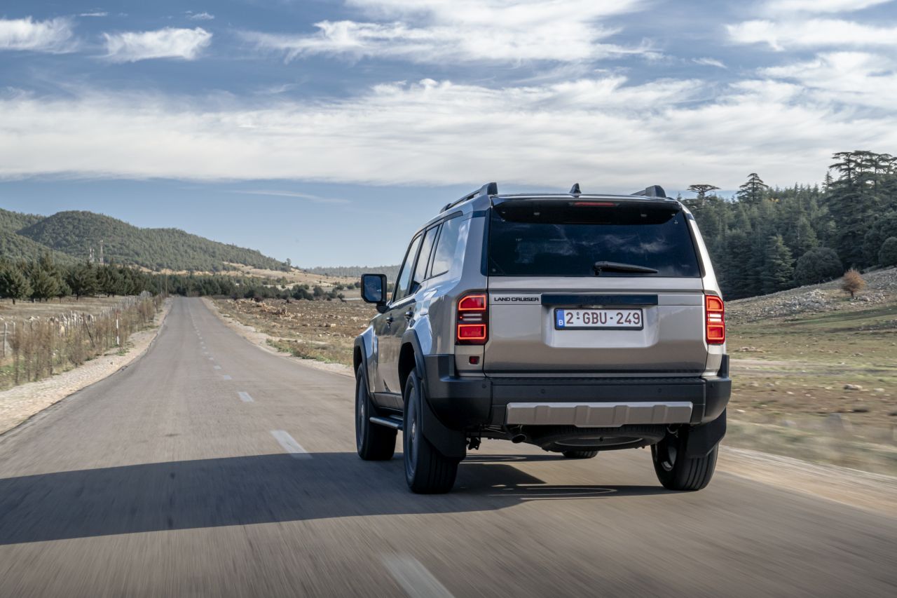 Toyota Land Cruiser Mild-hybrid 48V już w Polsce. Zelektryfikowany napęd i bogate wyposażenie w specjalnej cenie