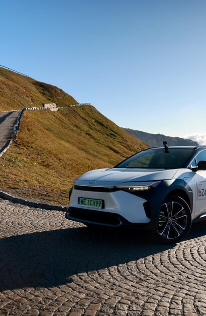 Podróż po najpiękniejszych drogach w Europie elektryczną Toyotą bZ4X – premiera filmu Arkadego Fiedlera