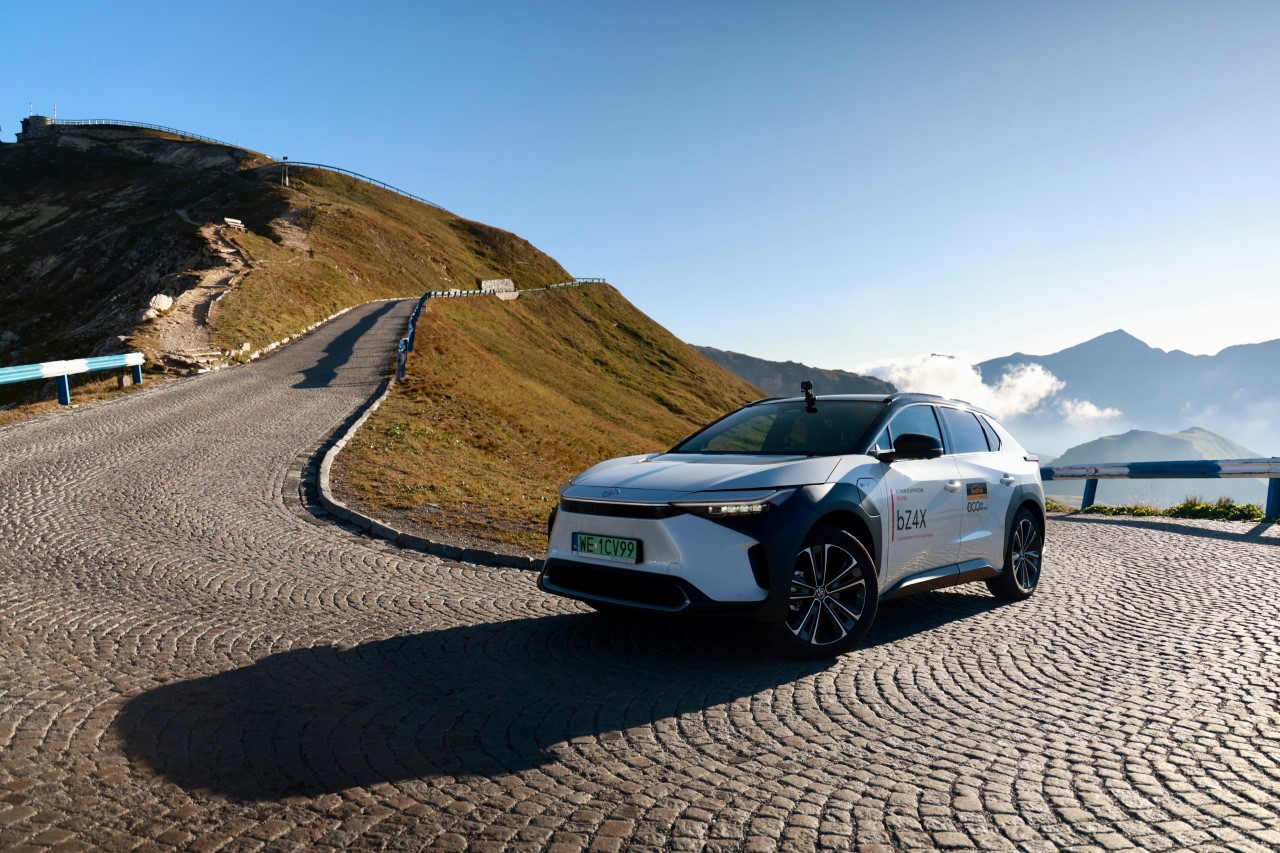 Podróż po najpiękniejszych drogach w Europie elektryczną Toyotą bZ4X – premiera filmu Arkadego Fiedlera