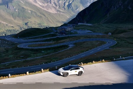 Podróż po najpiękniejszych drogach w Europie elektryczną Toyotą bZ4X – premiera filmu Arkadego Fiedlera