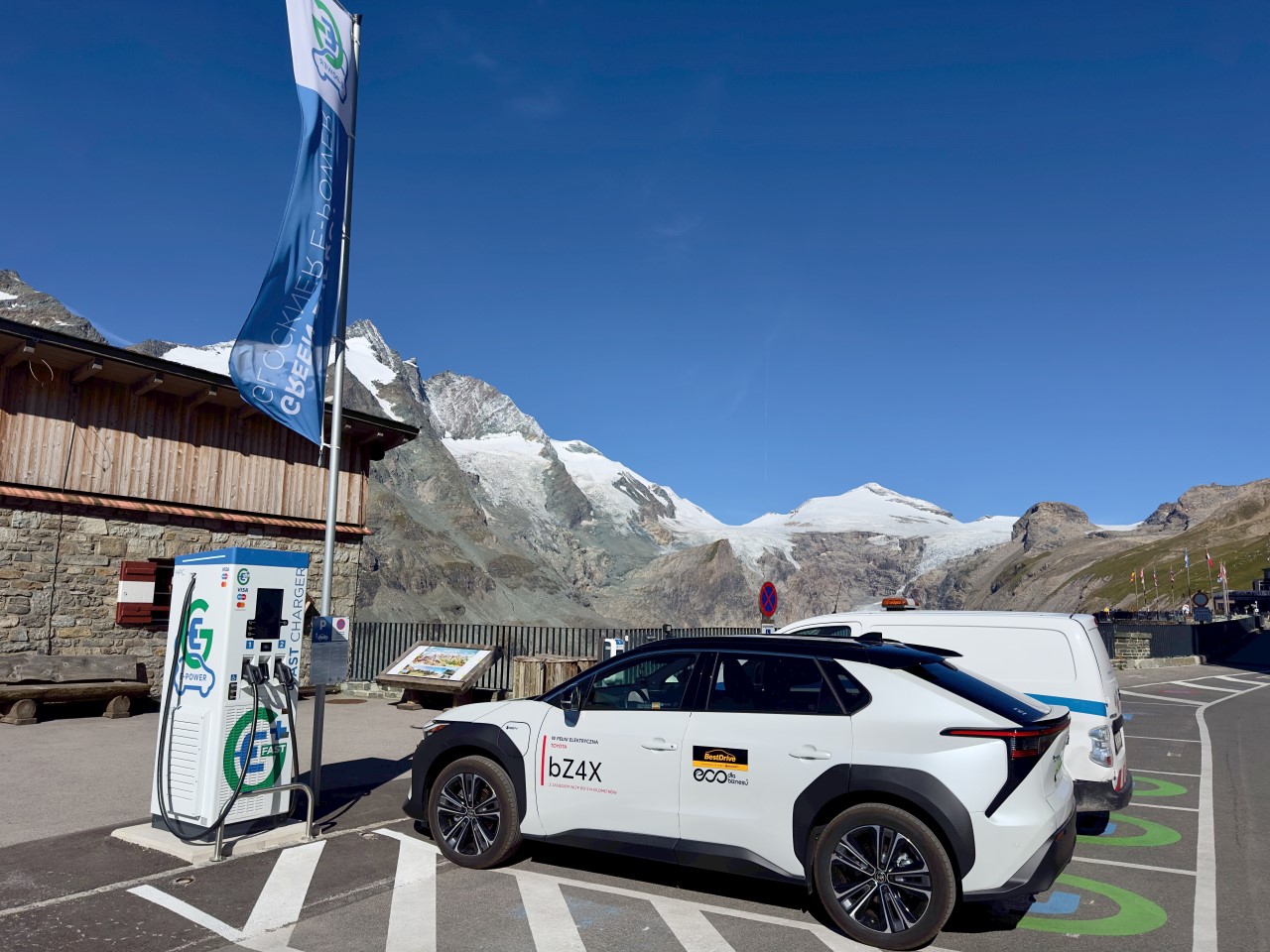 Podróż po najpiękniejszych drogach w Europie elektryczną Toyotą bZ4X – premiera filmu Arkadego Fiedlera