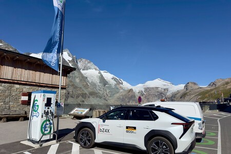 Podróż po najpiękniejszych drogach w Europie elektryczną Toyotą bZ4X – premiera filmu Arkadego Fiedlera