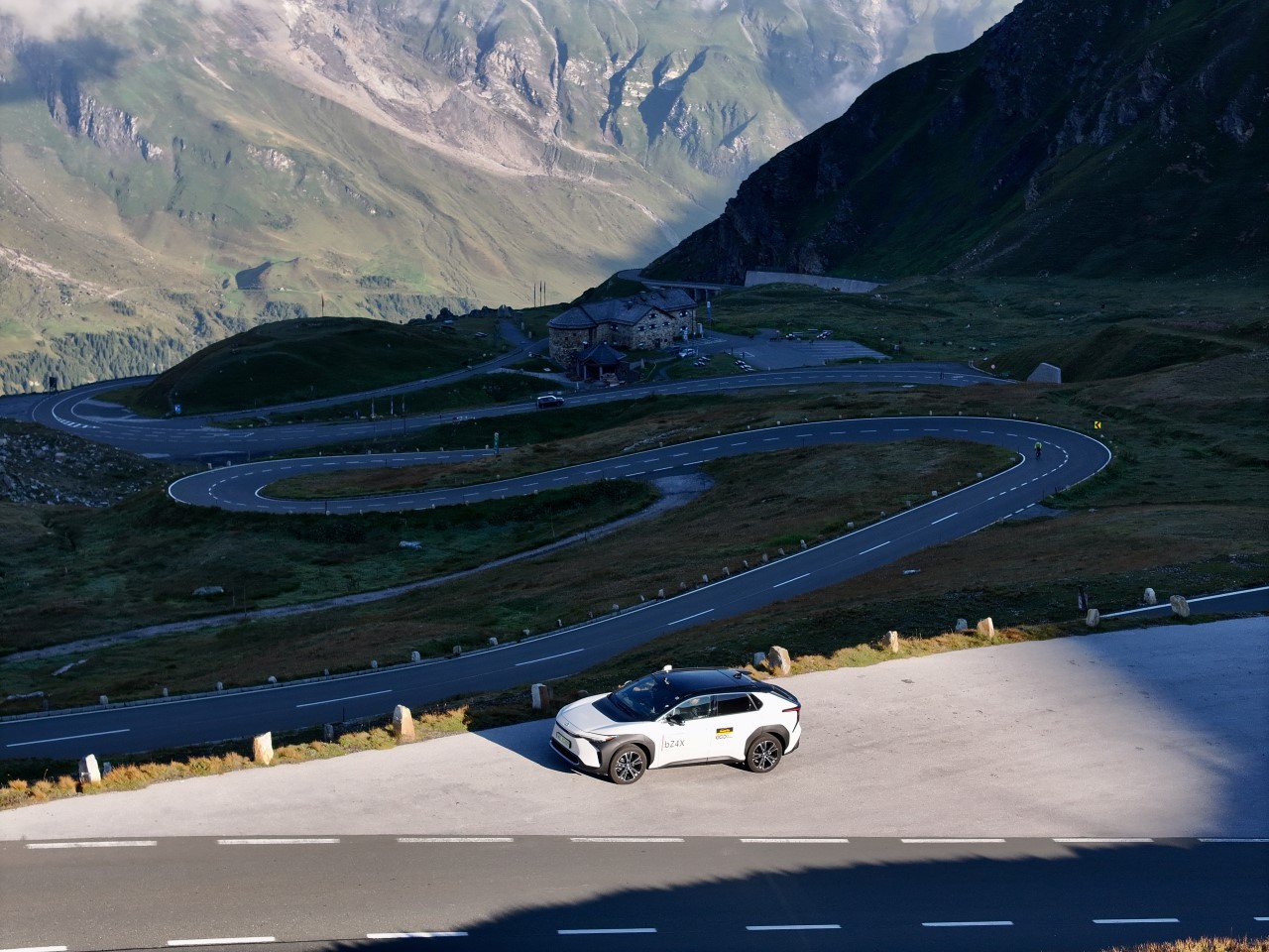 Podróż po najpiękniejszych drogach w Europie elektryczną Toyotą bZ4X – premiera filmu Arkadego Fiedlera