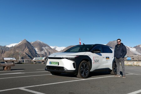 Podróż po najpiękniejszych drogach w Europie elektryczną Toyotą bZ4X – premiera filmu Arkadego Fiedlera