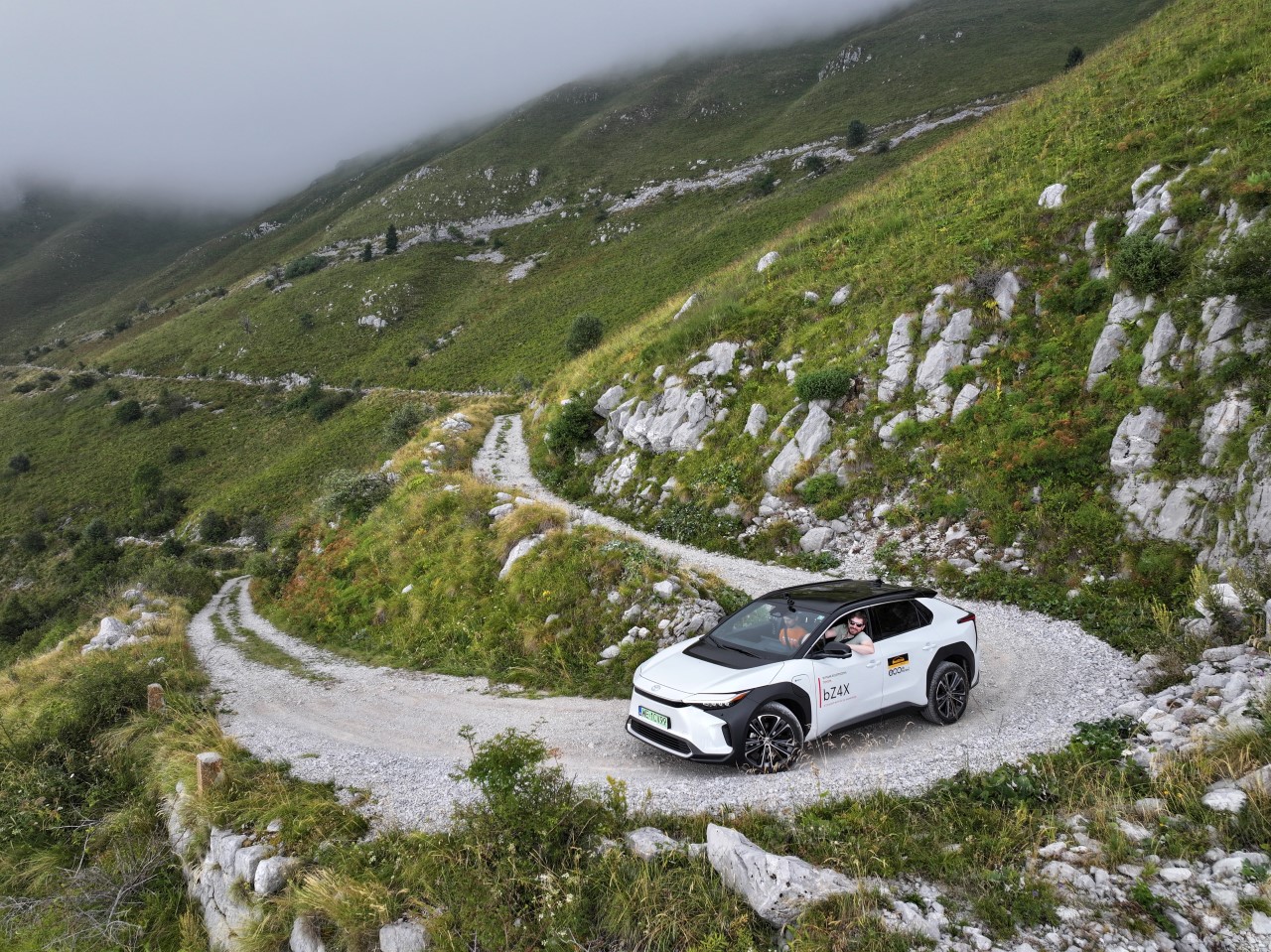 Podróż po najpiękniejszych drogach w Europie elektryczną Toyotą bZ4X – premiera filmu Arkadego Fiedlera