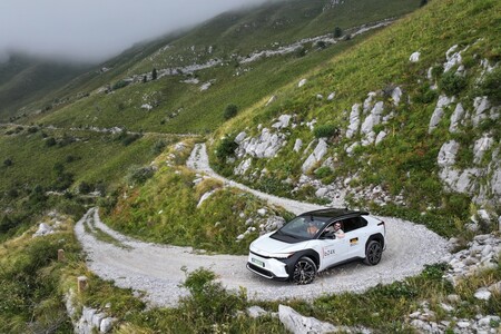 Podróż po najpiękniejszych drogach w Europie elektryczną Toyotą bZ4X – premiera filmu Arkadego Fiedlera