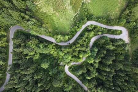 Podróż po najpiękniejszych drogach w Europie elektryczną Toyotą bZ4X – premiera filmu Arkadego Fiedlera