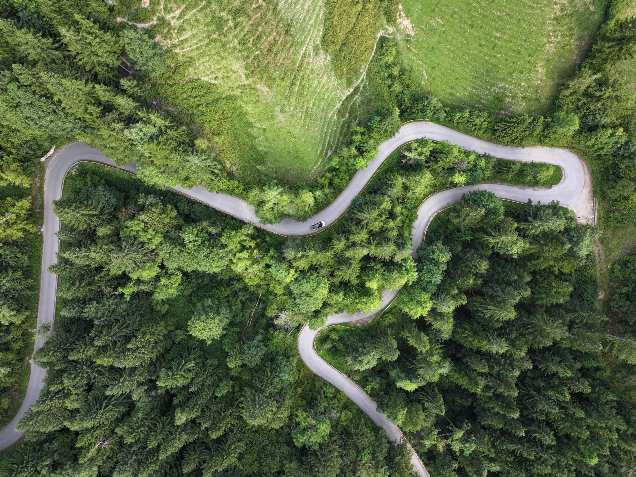 Podróż po najpiękniejszych drogach w Europie elektryczną Toyotą bZ4X – premiera filmu Arkadego Fiedlera