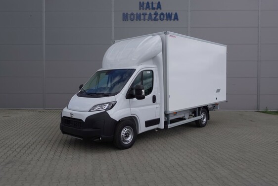 Toyota PROACE MAX z rabatem 52 000 zł netto. Auta z zabudową kontenerową z krótkim terminem odbioru