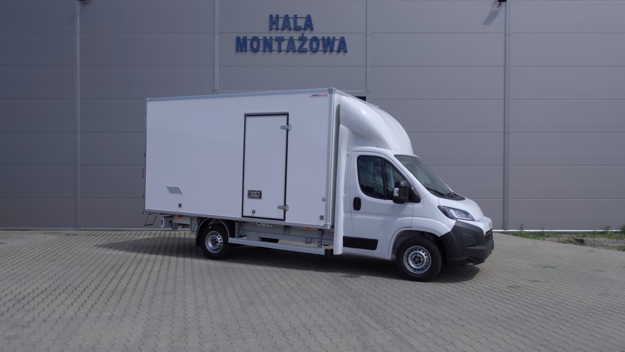 Toyota PROACE MAX z rabatem 52 000 zł netto. Auta z zabudową kontenerową z krótkim terminem odbioru