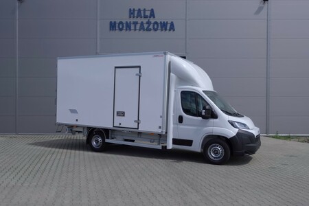 Toyota PROACE MAX z rabatem 52 000 zł netto. Auta z zabudową kontenerową z krótkim terminem odbioru